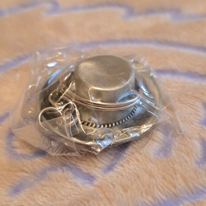 Брелоки для ключів, широкий вибір. Запитуйте!