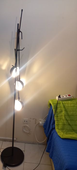Candeeiro pe três braços 1,60cm Led