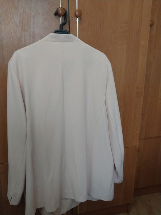 Піджак жіночий пудровий.