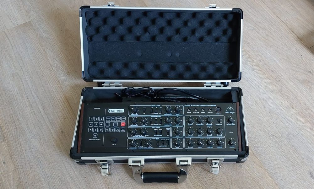 Behringer PRO-800 + Flyht Pro Case – Como Novo