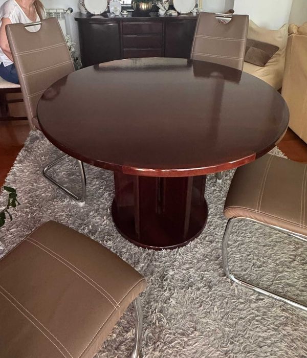 Mesa redonda alto brilho e 4 cadeiras usado