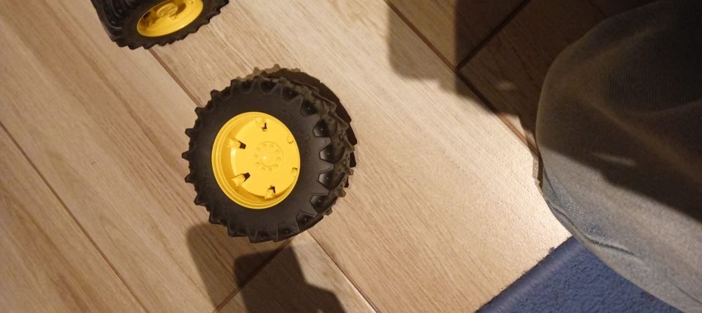 Traktor z przyczepą oraz dodatkowymi kołami  zabawka john deer
