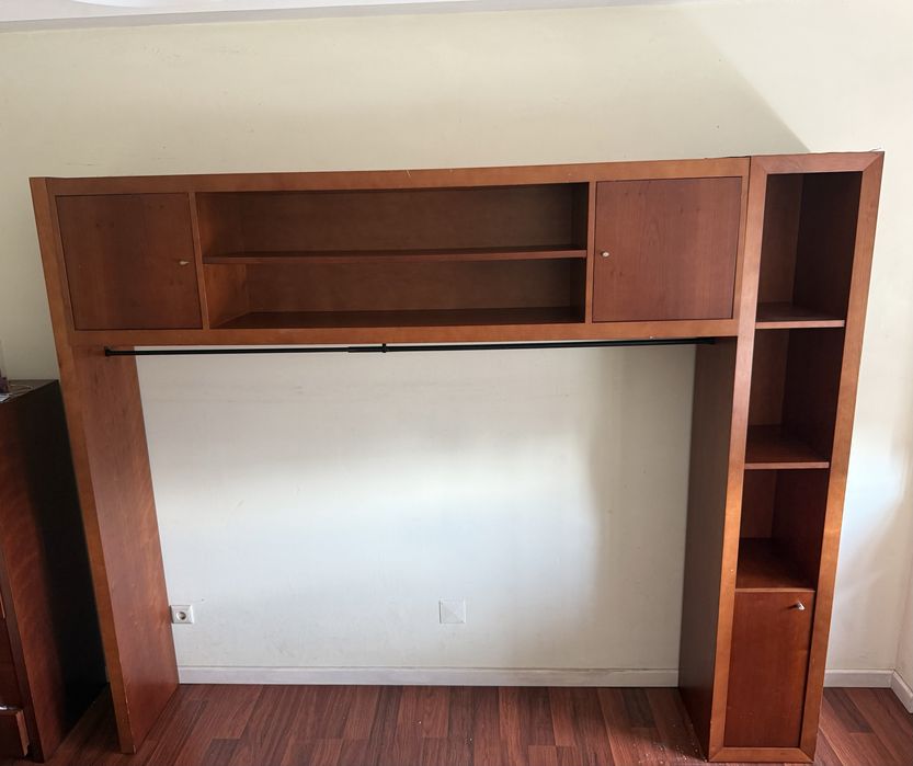 Móvel em ponte castanho