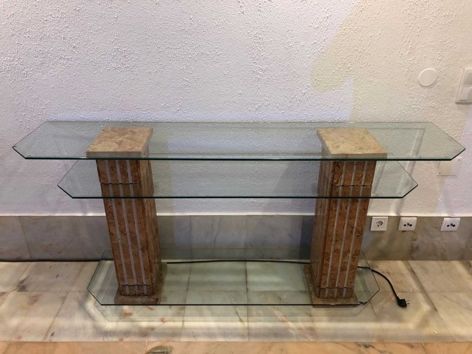 Estante em mármore com prateleiras em vidro