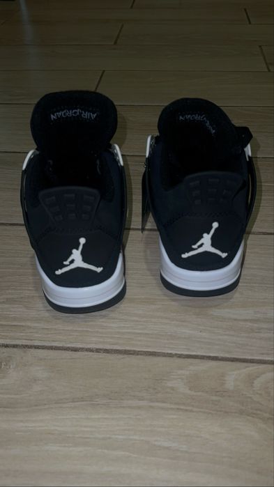 кросси Nike Jordan 4. Найк Джордан чорно білі кросси