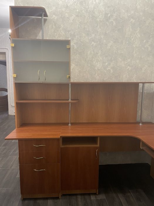 Продам свою стенку / уголок / стол для учебы, работы