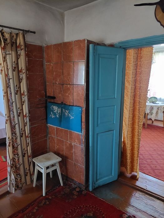 Продається половина будинку не далеко аід центру міста.