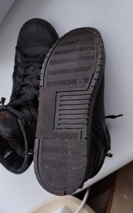 Продам шкіряні боти на хлопчика 38р.