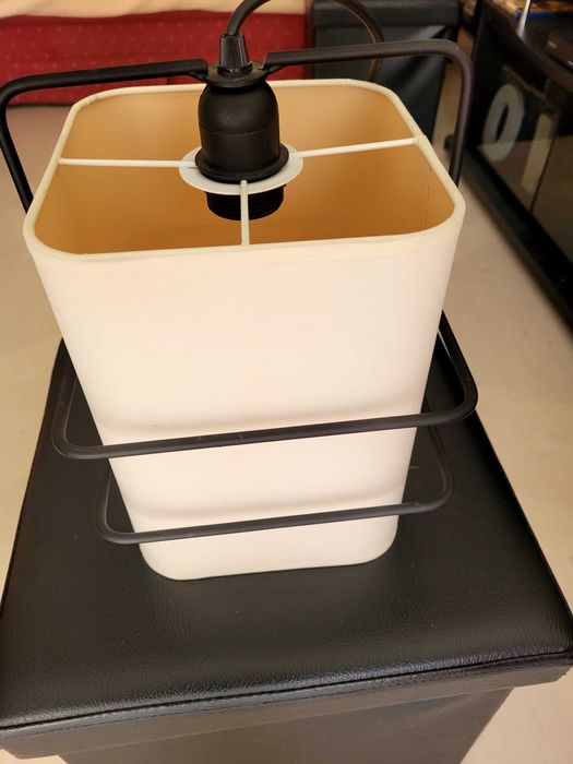 Candeeiro com 18 cm na base (quadrada) e 26 cm de altura