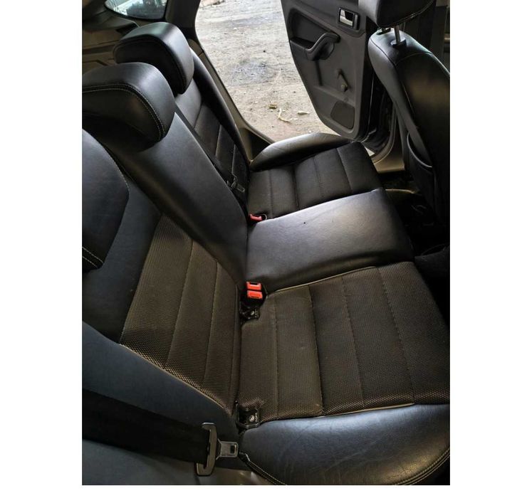 Ford Focus MK 2 lift hatchback komplet foteli skóra