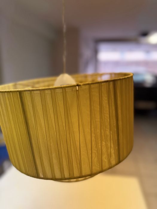 Candeeiro de teto em tecido amarelo