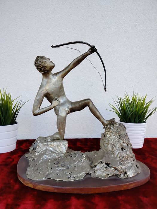 Strażnik Celu — Monumentalna Ręcznie Wykonana Rzeźba Łucznika