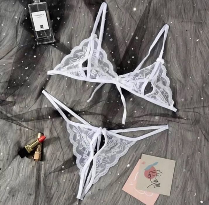 Комплект сексуальної мереживної  білизни з розрізами 
.
Без паралону