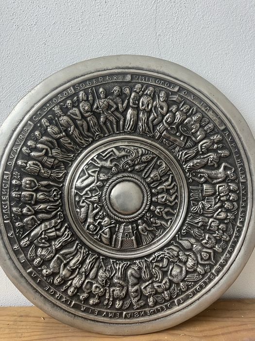 Grande Prato Decorativo em Estanho Trabalhado – 58cm – Relevo