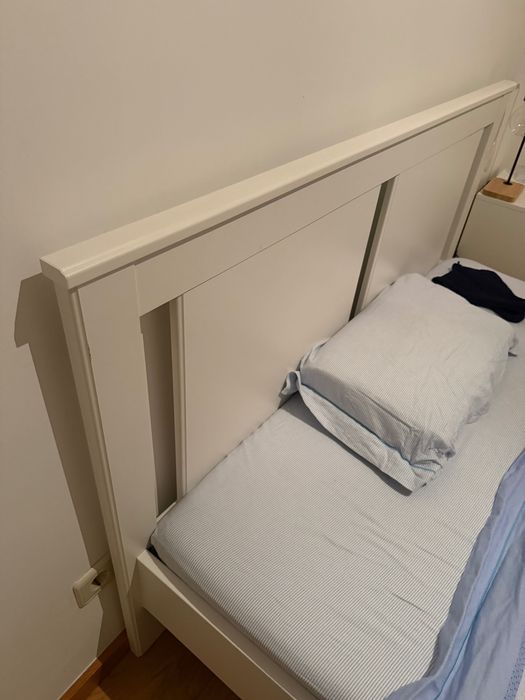 Cama com estrado de ripas + Mesa de cabeceira IKEA