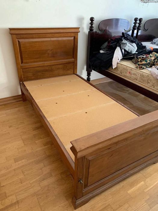 Cama de madeira antiga sem colchão. 180x100