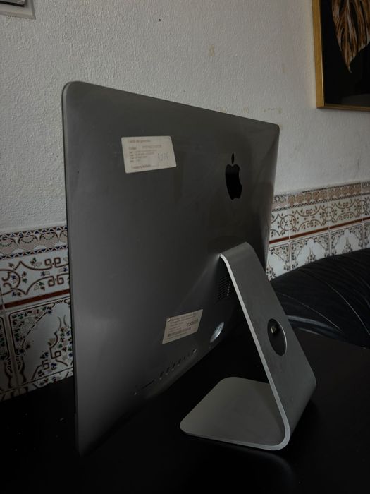 Apple iMac 21.5 4K 2019 – 16GB RAM / Radeon 555X – Bom estado