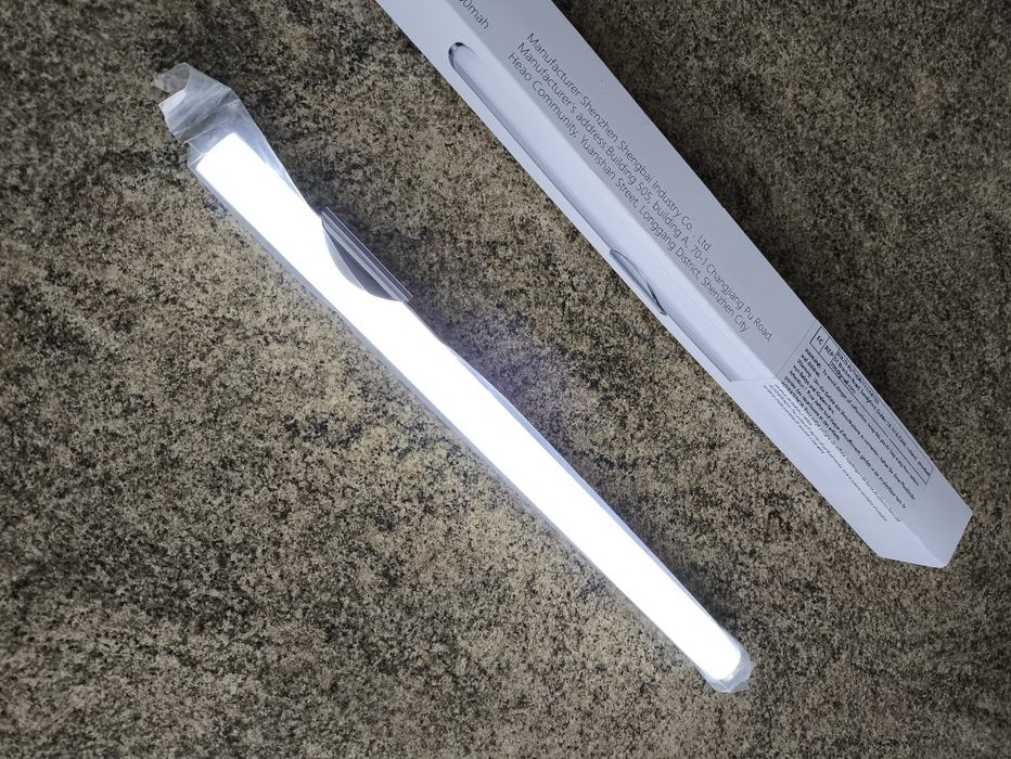 Lampa LED do montażu nad lustrem.