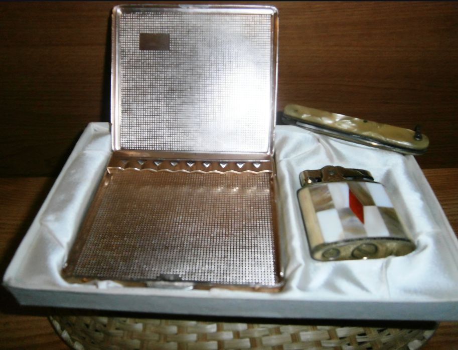 Conjunto Vintage de Cigarreira e Isqueiro
