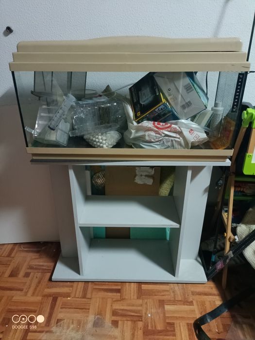 Aquário com móvel em bom estado