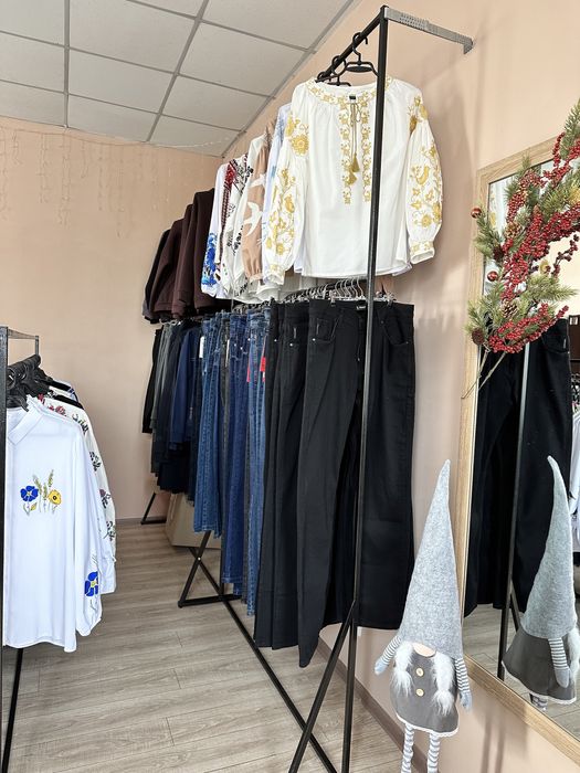 Стійки для одягу.  Стійка настінна. Меблі для магазину одягу.