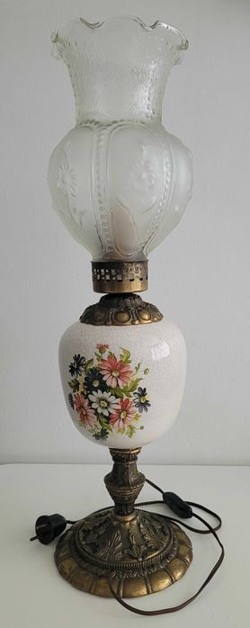 Efektowna lampa stołowa