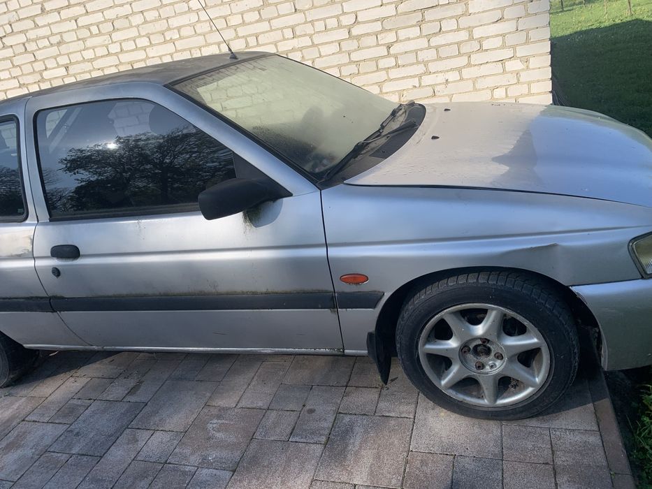 Автомобіль Ford на ходу