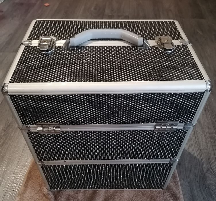 Piękny duży kuferek na kosmetyki