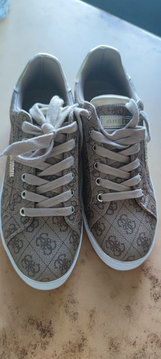 Продам  кожаные красовки Guess