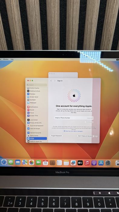 Продам MacBook Pro 15” (2018) | Core i7  | 16 GB RAM | 256 GB SSD | Touch Bar