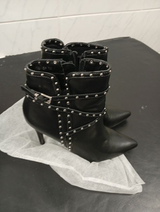 Botas pretas meio cano novas