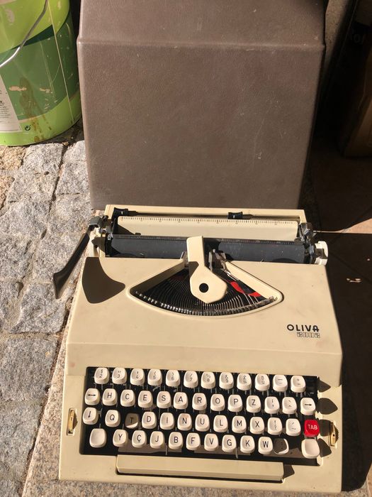 Máquina de escrever antiga Oliva 2002