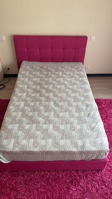 Cama forrada rosa com colchão e carpete