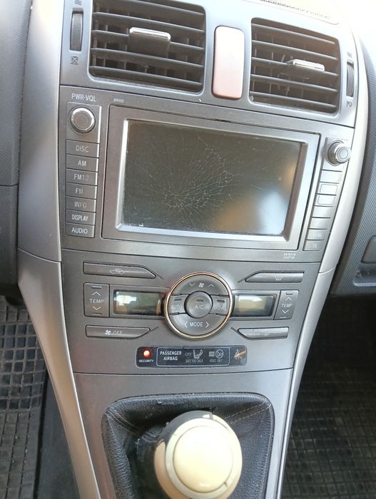 Toyota Auris 2.2 d w całości na części