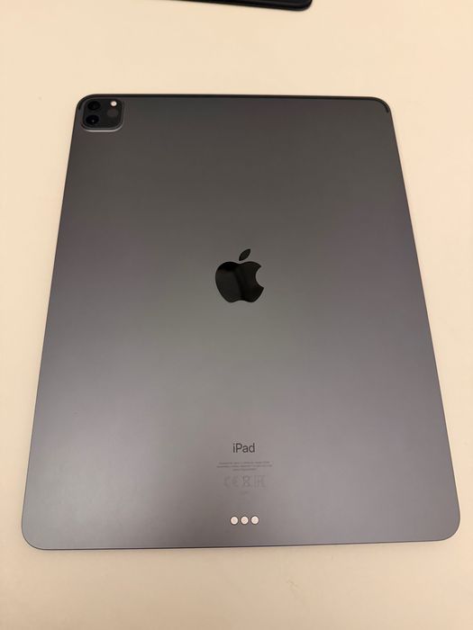 iPad Pro 12.9” 4ª Geração 256GB + Magic Keyboard — Como Novo