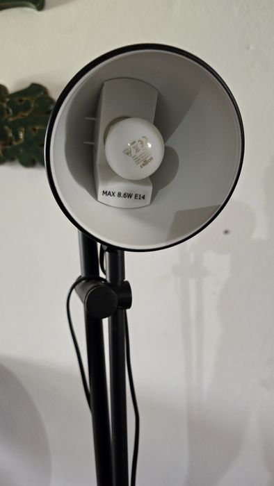 Candeeiro de pé preto