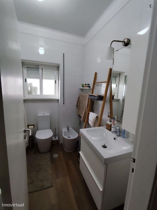 Quarto - localizado em Almada Lisbon