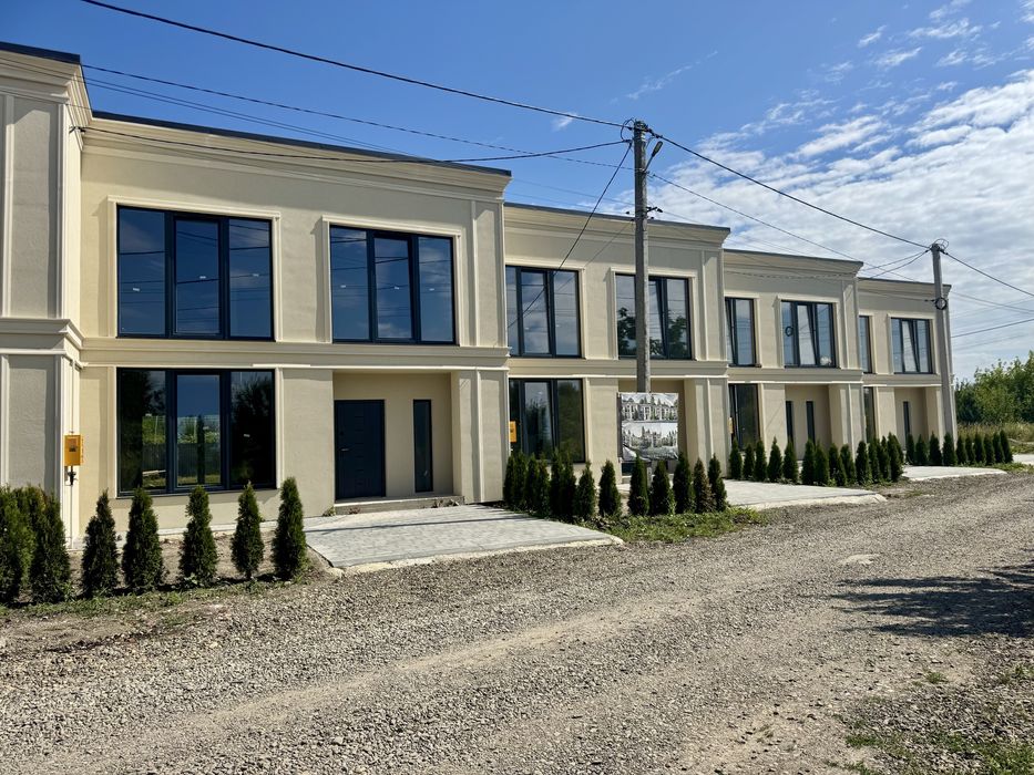 Котедж з власним подвір’ям та заїздом