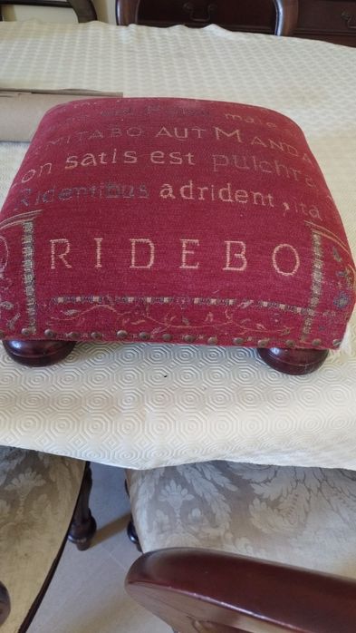 Banqueta pousa pés clássica, em madeira e tecido, muito antiga, em bom