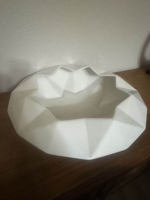 Conjunto de taças decorativas geométricas — branco e preto, design moderno