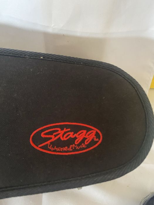 Violino a funcionar no estojo original