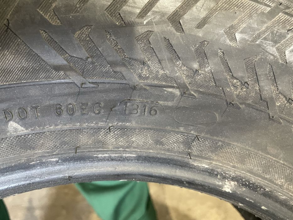 Пара шипованої резини 235/65 R17 Nokian Hakkapelitta 8