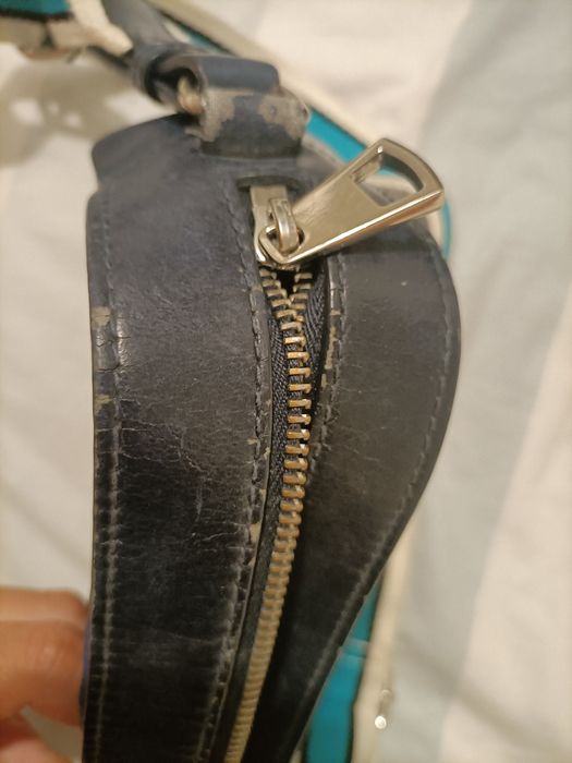 Mala azul escura da marca Bimba & Lola