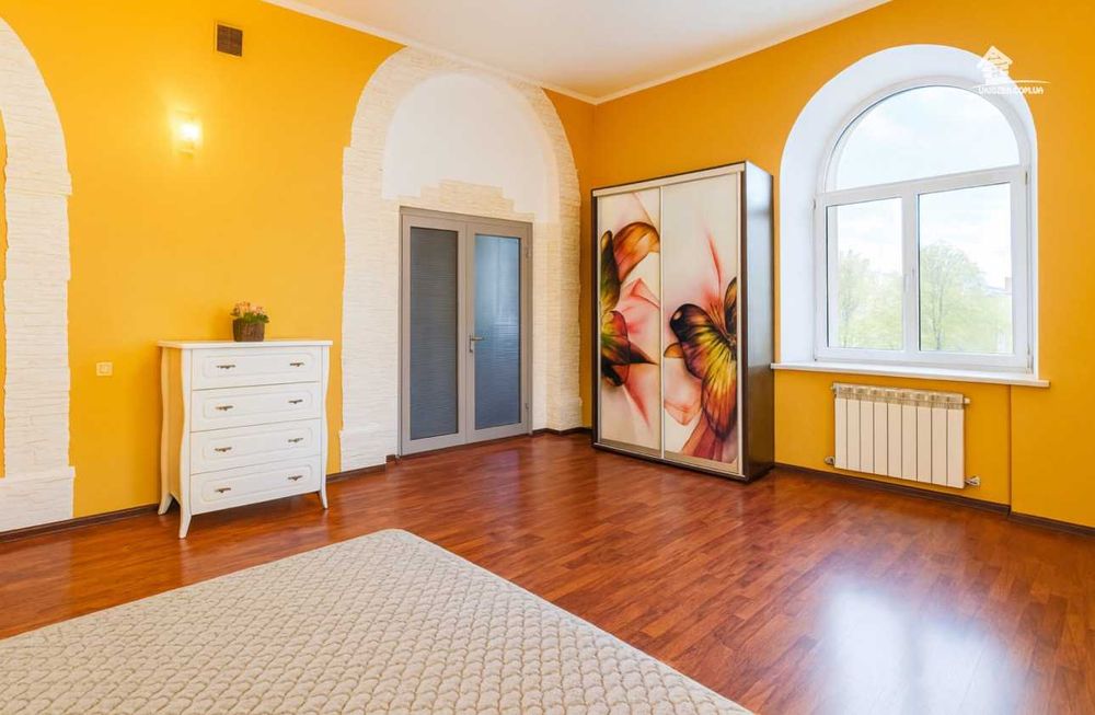 Київ. Будинок 280 кв. Ділянка 15 соток, до 15 осіб.