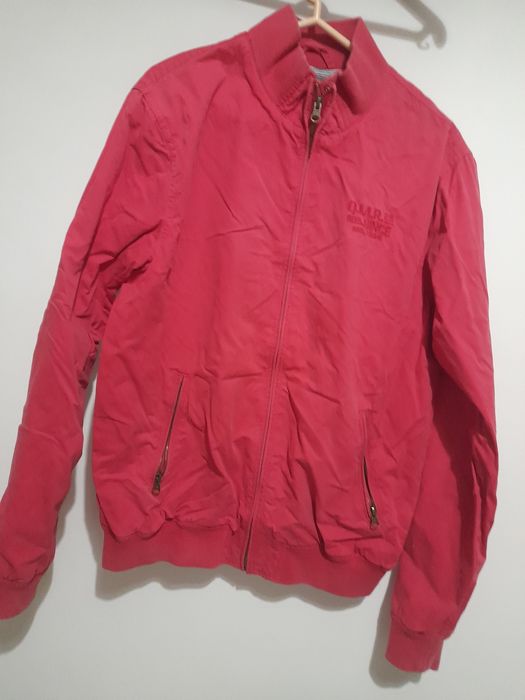 Blusão vermelho usado.