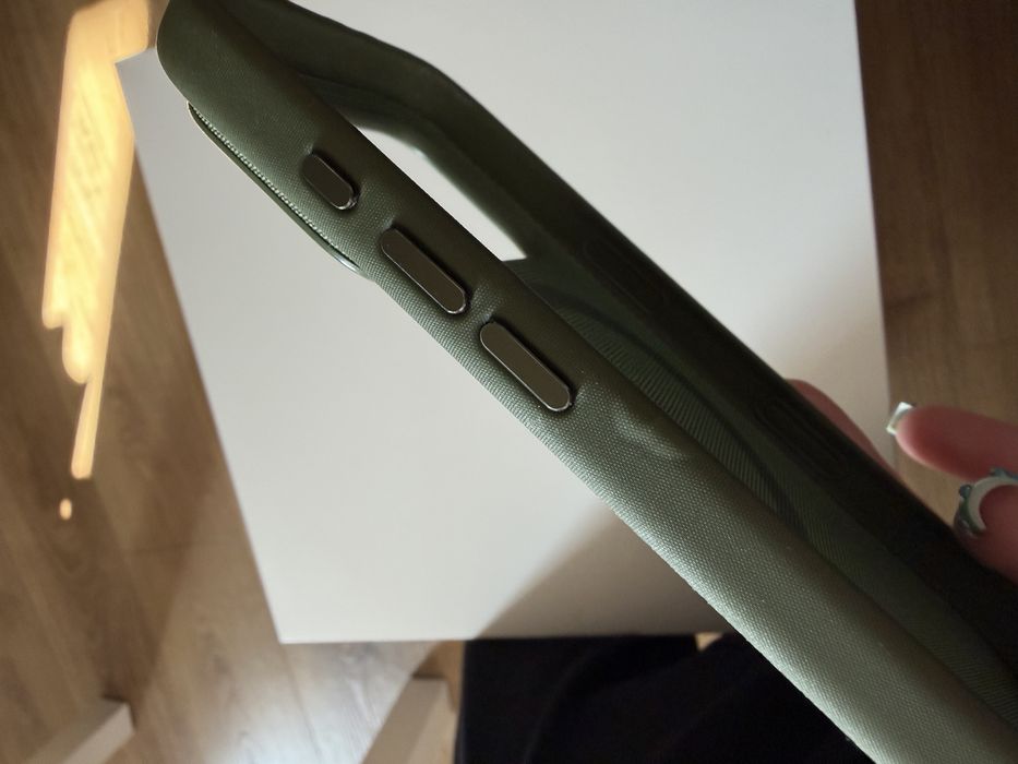 Ciemnozielone etui TechWoven Iphone 17pro