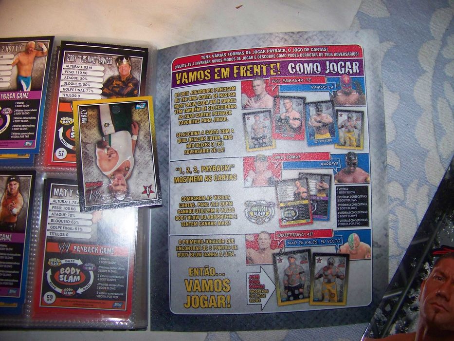 coleções de wrestling - caderneta Wrivals e jogo de cartas payback