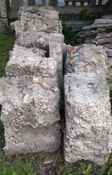 Бетонные блоки ( фрагменты фундамента)