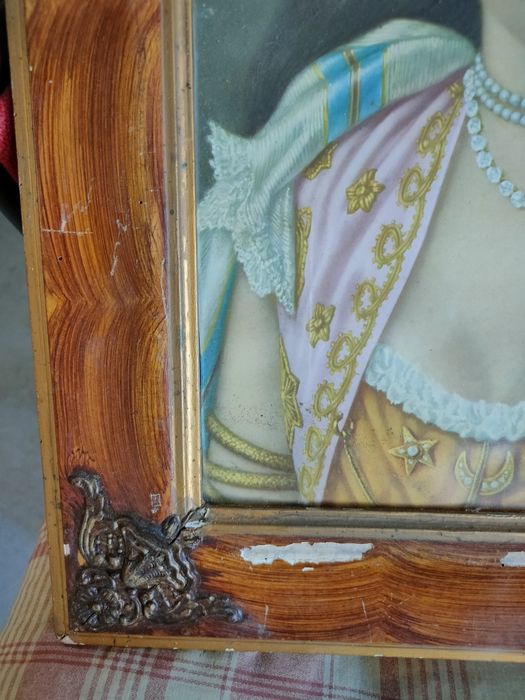 Moldura em madeira e metal.