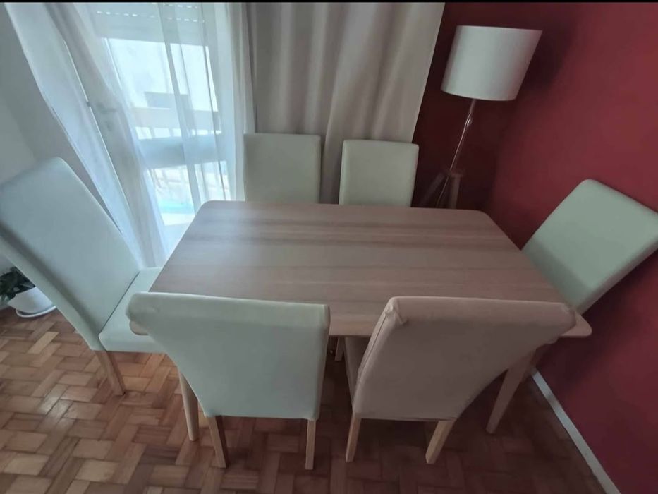Vendo mesa + 6 cadeiras brancas + capas de cadeira